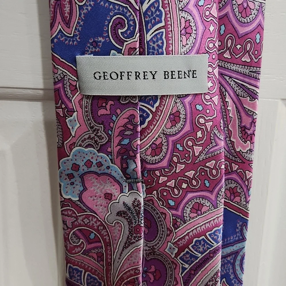 Geoffrey Beene Pink & Blue Silk Paisley Tie